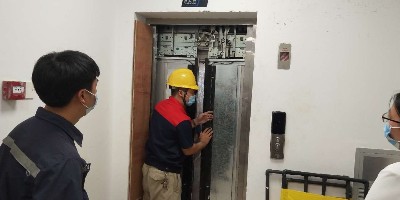 广州增城某小区电梯一开门就成“水帘洞”，井道直接“养鱼”！电梯维保人直摇头
